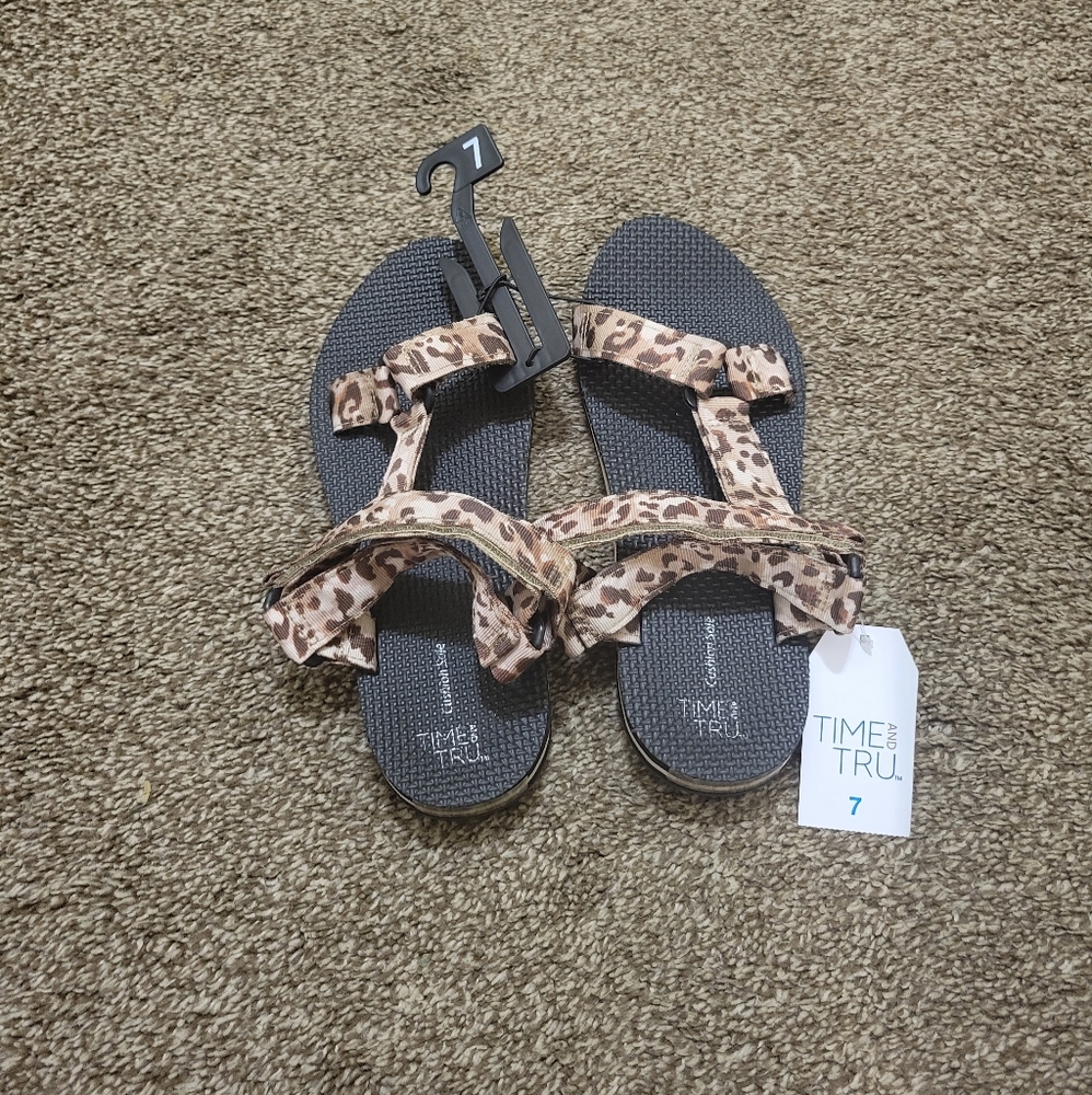Women cute sandals size 7 ❤️ 💙 💜 💖